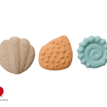 Sanfte taktile Stimulation schon für die Kleinsten ... Die sechs weichen Muscheln in drei unterschiedlichen Formen haben jeweils eine andere Festigkeit und Struktur. Beim Balancieren werden die Fußsohlen auf verschiedene Weise stimuliert. Ob sanft federnd, intensiv strukturiert oder angenehm fest - jede Muschel vermittelt ein eigenes Gefühl. Dank des rutschfesten, flexiblen Materials eignen sich die Muscheln ideal als erste Balanciersteine für Kleinkinder, als sensorische Elemente im Spielbereich oder als entspannende Trittfläche - auch für Erwachsene, die Fußdruck reduzieren und die Durchblutung anregen möchten. Die leichten, abwaschbaren Muscheln können indoor wie outdoor zu immer wieder neuen Pfaden kombiniert werden. Set: 6 Muscheln in 3 Designs. Belastbar bis max. 80 kg. Squishy Tactile Shell